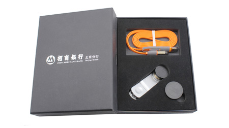 招商銀行北京分行定制款數(shù)據(jù)線、手機(jī)鏡頭